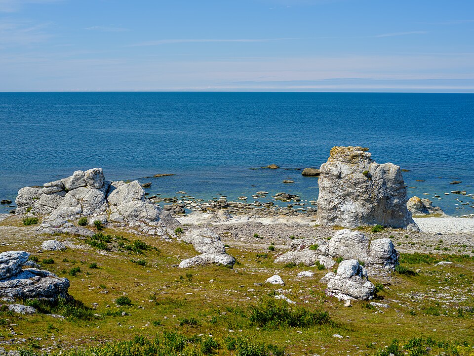 Raukar och stenstrand vid Langhammars på Fårö.