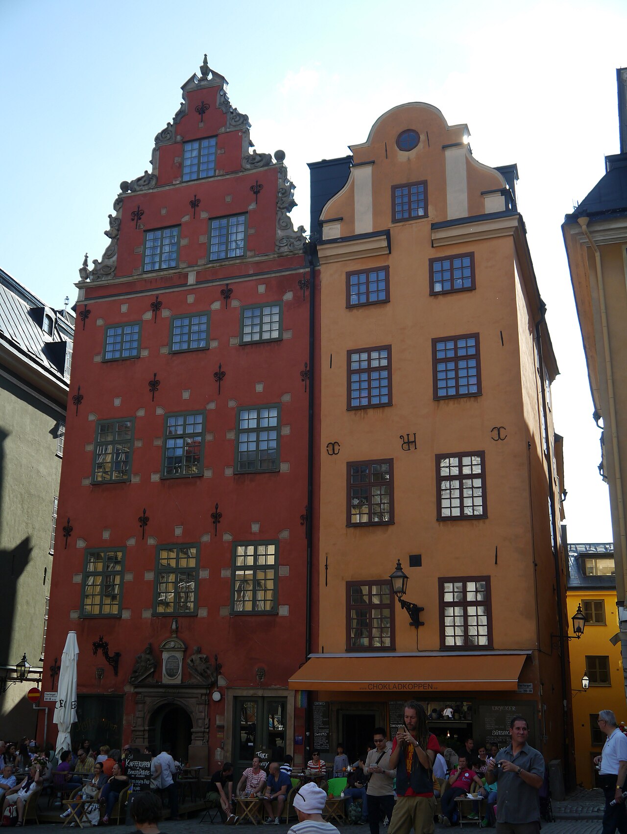 Stortorgets röda och gula fasader i Gamla stan, Stockholm.